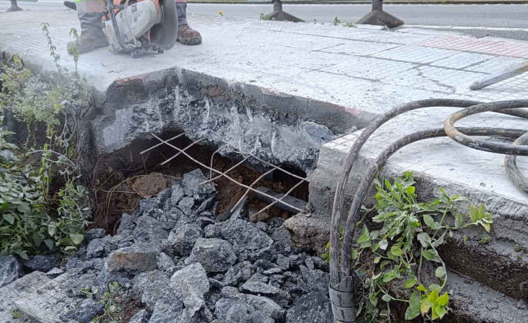 Una acera se desprende en la zona de Gandarío