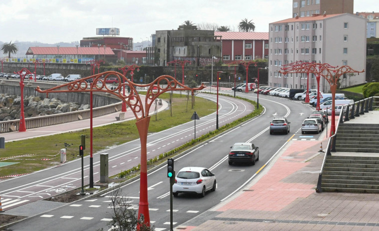 El antes y el después en el proyecto del Paseo Marítimo: de un espacio sin coches a plazas en batería