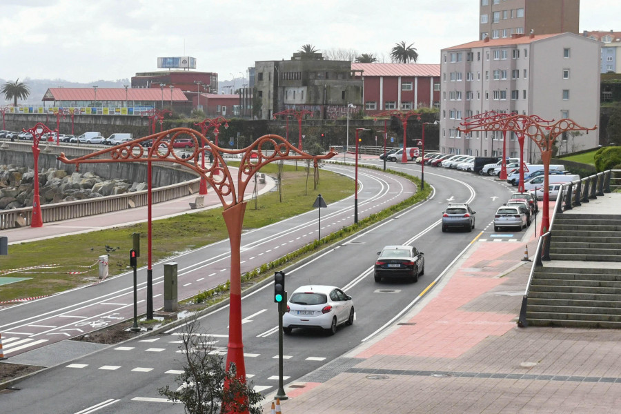 El antes y el después en el proyecto del Paseo Marítimo: de un espacio sin coches a plazas en batería