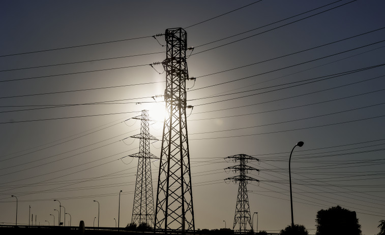 El precio de la luz sube este lunes a una media de 14,63 euros pero durante quince horas estará a cero