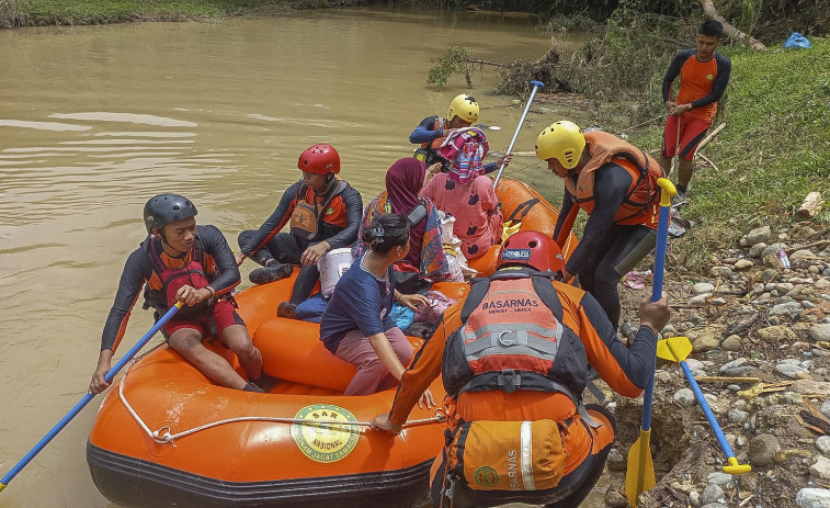 Suben a 26 los muertos por las inundaciones y los corrimientos de tierra en Indonesia