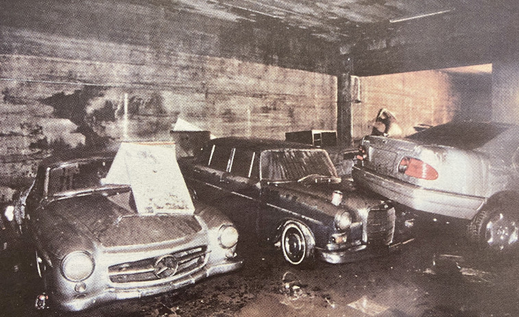 Hace 25 años | El agua destroza una colección de coches antiguos y carritos de la compra coruñeses que hablan