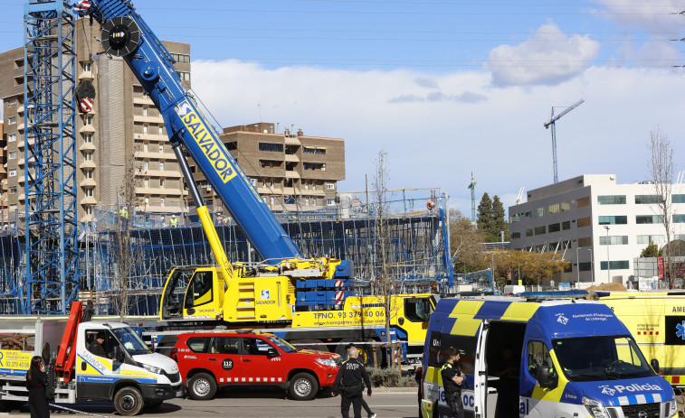 Catorce heridos, uno crítico, al caer un autobús en el agujero de unas obras en Esplugues