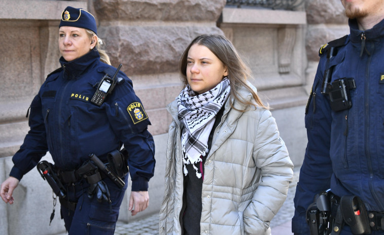 La Policía sueca retira a Greta Thunberg cuando bloqueaba el Parlamento