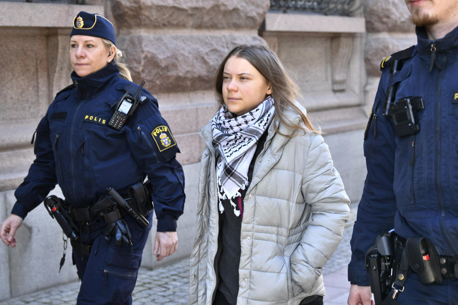 La Policía sueca retira a Greta Thunberg cuando bloqueaba el Parlamento