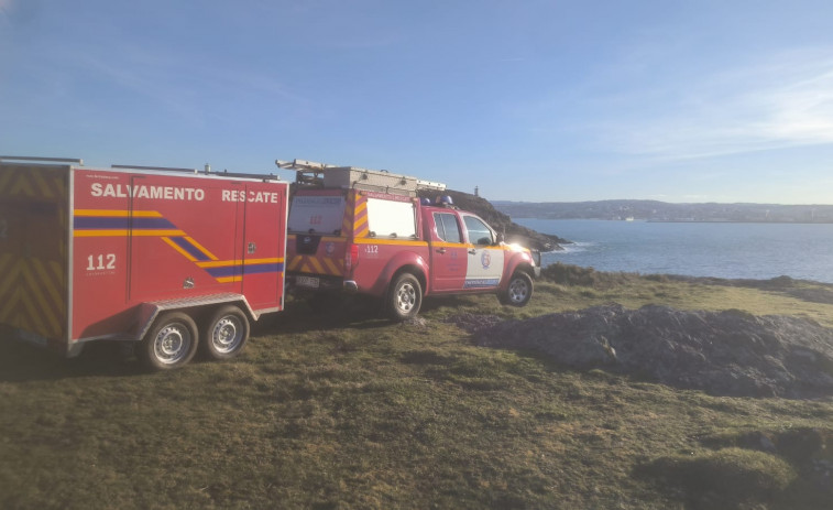 Rescatado en la ensenada de Montemeán un joven que se precipitó al mar