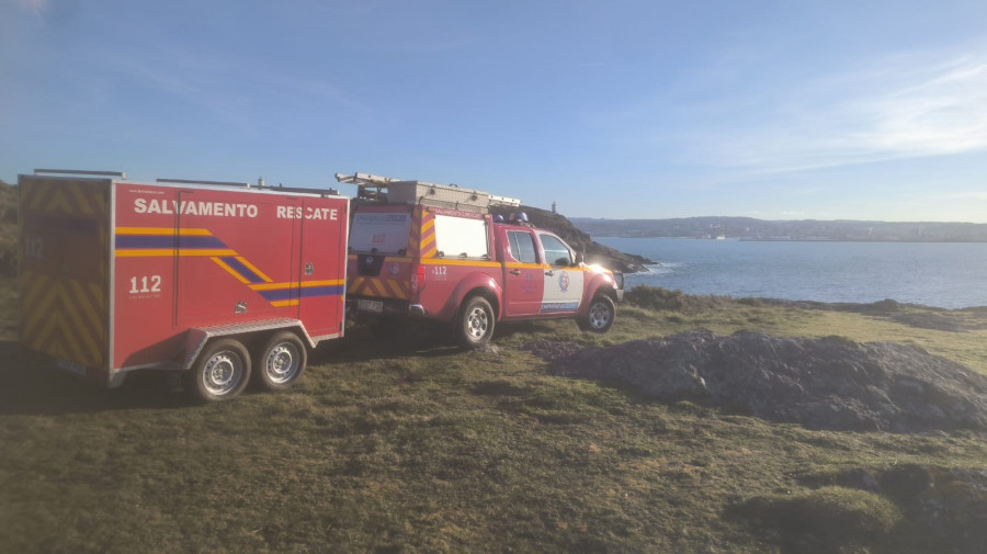 Rescatado en la ensenada de Montemeán un joven que se precipitó al mar