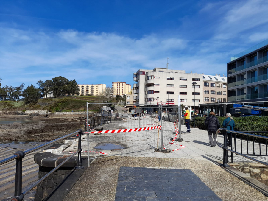 Oleiros retira los materiales dañados por los temporales del paseo de Santa Cruz