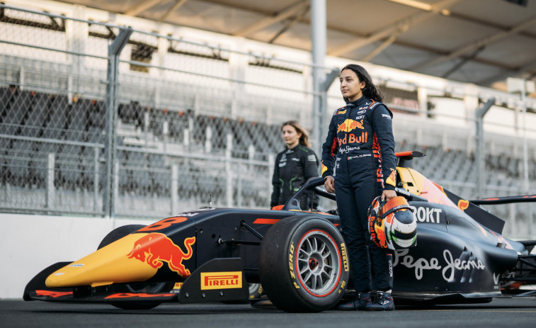 La piloto de F1 Hamda Al Qubaisi compite con los colores de Red Bull x Pepe Jeans