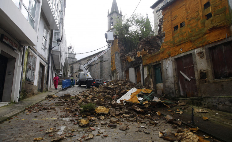 La calle Santiago continúa cerrada a pesar de la retirada de escombros