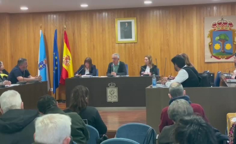 Patiño renuncia a la Alcaldía de Cambre ausente de un pleno en el que reclama los sueldos no cobrados