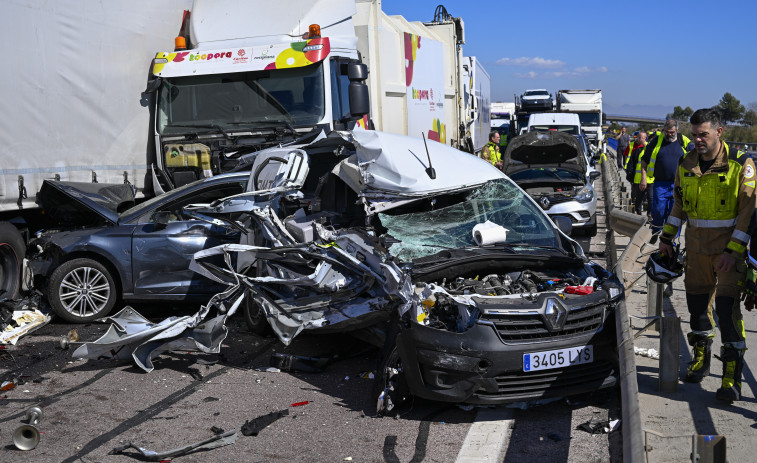 Un muerto y cinco heridos en un accidente con 40 coches en la AP-7 en Castellón