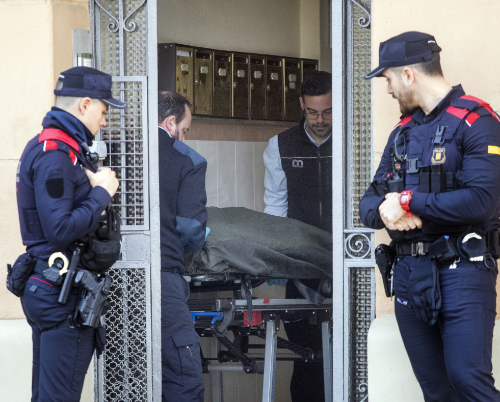 GRAFCAT1416. BARCELONA, 15/03/2024.- Los servicios funerarios transportan uno de los cadáveres después de que un hombre haya matado supuestamente a su madre y a su padre, ambos de edad avanzada, en 