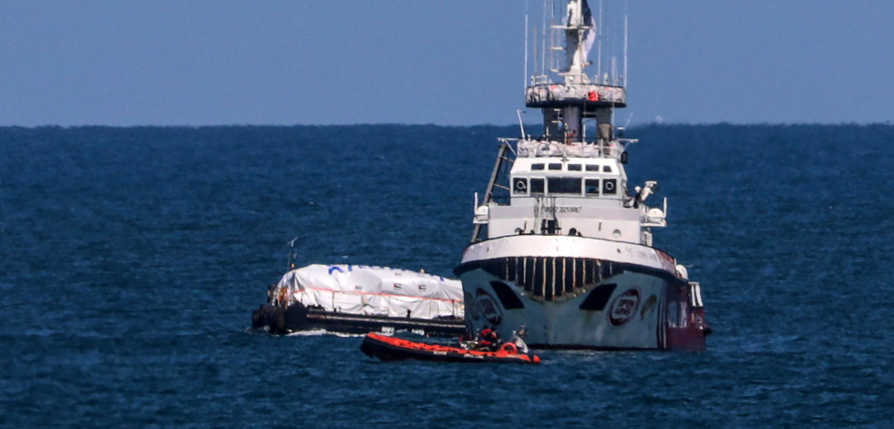 EL barco español Open Arms empieza a descargar alimentos en la costa de Gaza