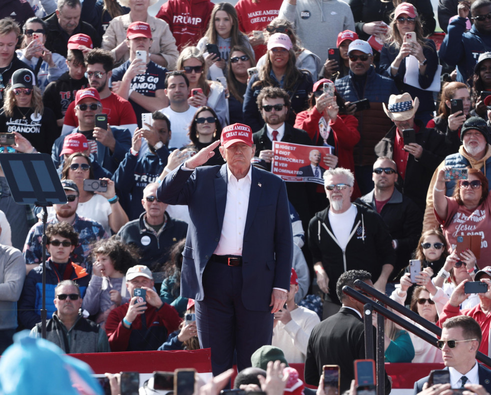 Vandalia (United States), 16/03/2024.- Former US president Donald J. Trump salutes as he delivers a speech at the Buckeye Values PAC Rally presidential election campaign in Vandalia, Ohio, USA, 16 Mar