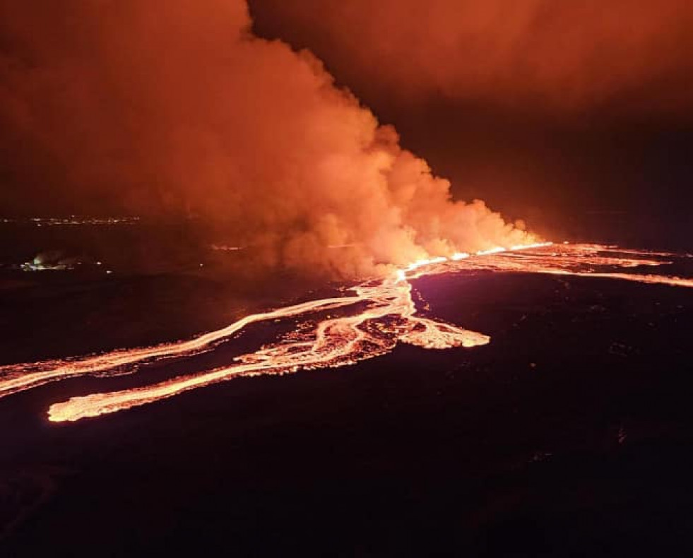 GRINDAVÍK (ISLANDIA), 17/03/2024.- Islandia experimenta la cuarta erupción volcánica desde octubre pasado en la península de Reykjanes y probablemente la más fuerte, según la Oficina Meteorológ