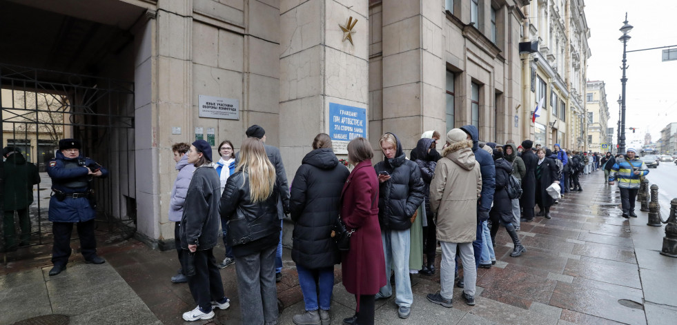 Los rusos votan en masa a las doce en el 