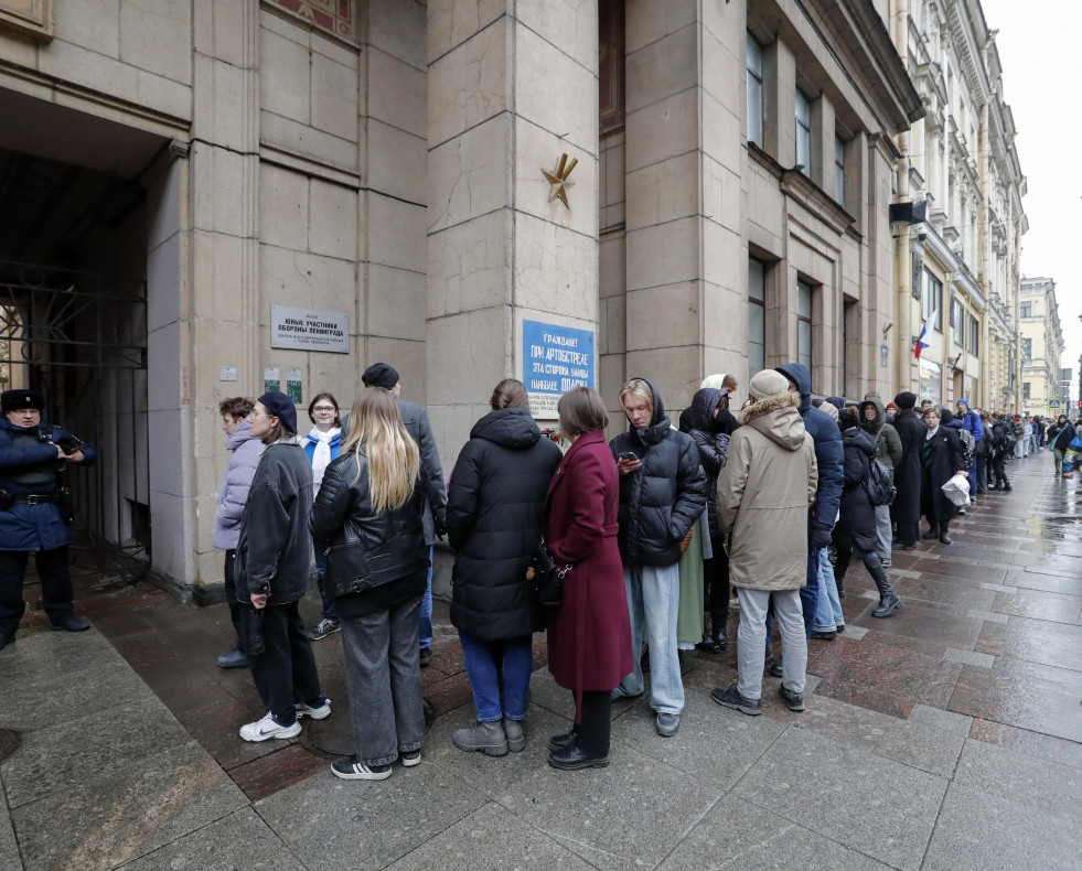 St. Petersburg (Russian Federation), 17/03/2024.- Russian people stand in line to outside a polling station to vote during the presidential elections in St.Petersburg, Russia, 17 March 2024. The Feder