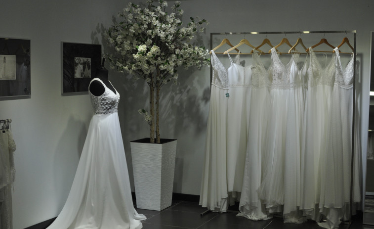 José Matteos destina un espacio en su estudio de A Coruña a trajes de novia con encaje de Camariñas