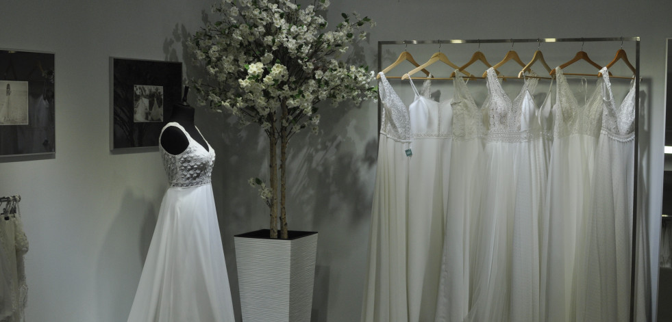 José Matteos destina un espacio en su estudio de A Coruña a trajes de novia con encaje de Camariñas