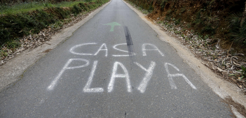 Enigmáticos mensajes en una carretera de Cambre sorprenden a los conductores