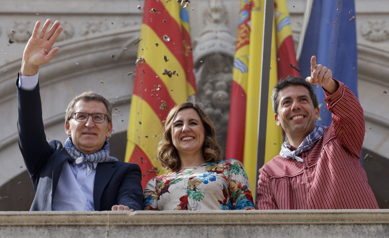 Feijóo disfruta de una completa jornada fallera en València
