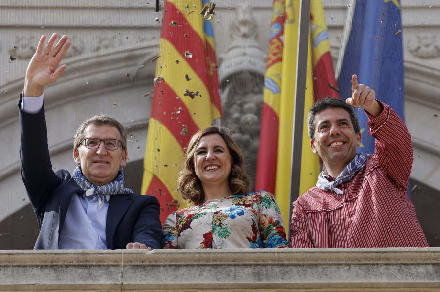 Feijóo disfruta de una completa jornada fallera en València