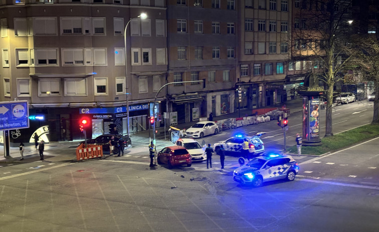 Una fuerte colisión entre dos coches provoca el corte de varios carriles en la avenida de Arteixo, A Coruña