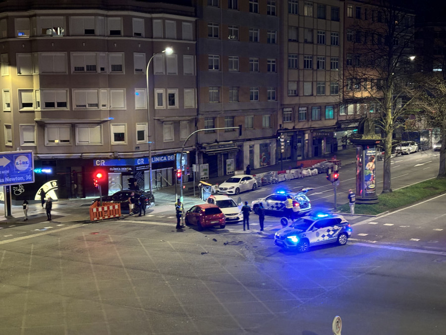 Una fuerte colisión entre dos coches provoca el corte de varios carriles en la avenida de Arteixo, A Coruña