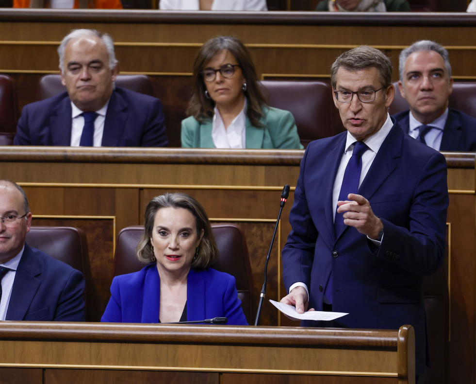 MADRID, 20/03/2024.- El líder popular, Alberto Núñez Feijóo (d), interpela al Gobierno durante la sesión de control al Gobierno este miércoles en el Congreso de los Diputados. EFE/ Javier Lizón