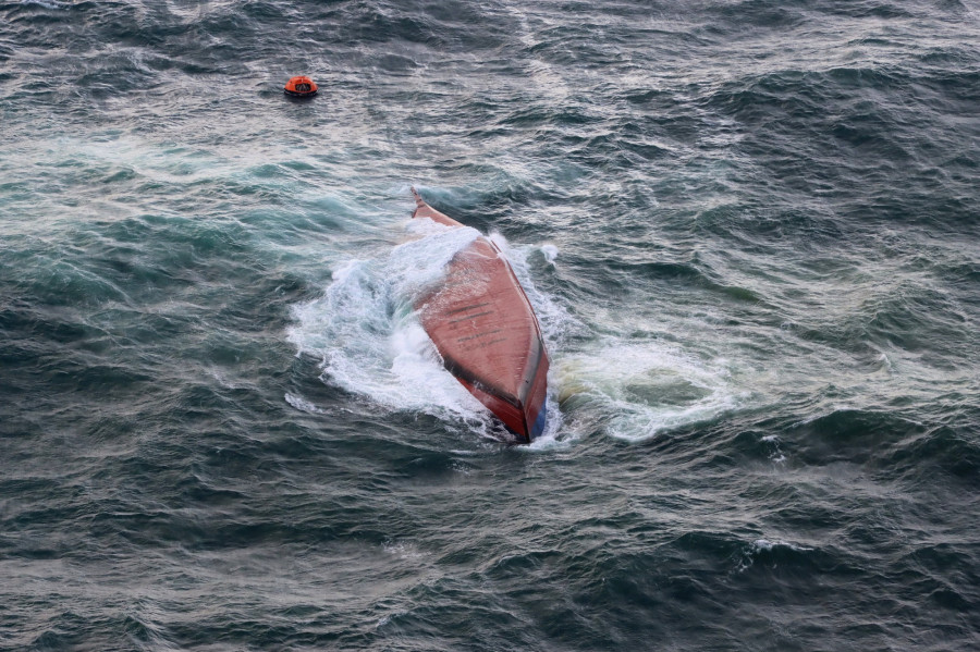Mueren ocho tripulantes de un barco surcoreano tras volcar frente a la costa de Japón