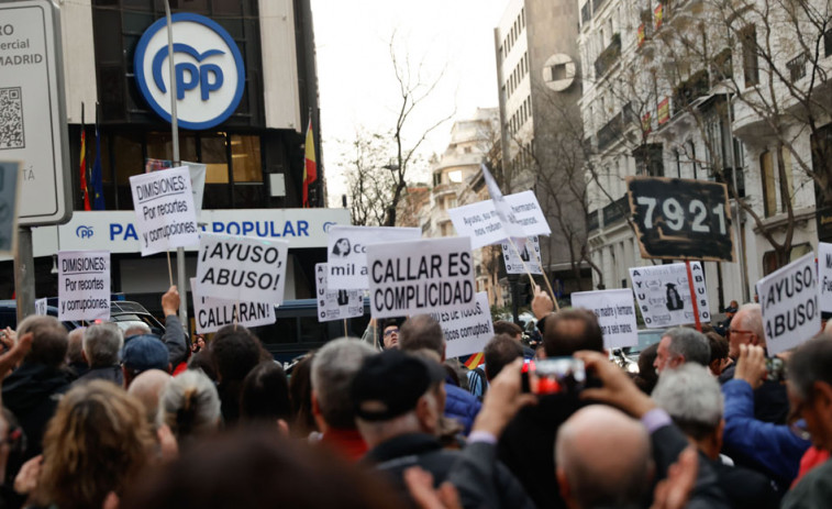 Cientos de personas se concentran ante la sede del PP para pedir la dimisión de Ayuso