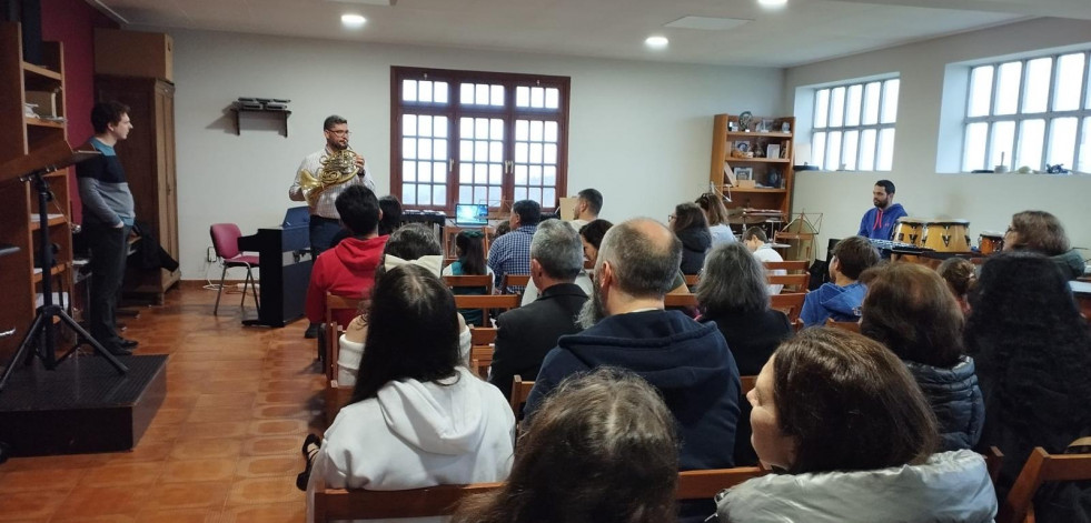 Lleno en la Escuela de Música de Abegondo para asistir a sus audiciones