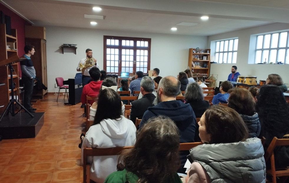 Lleno en la Escuela de Música de Abegondo para asistir a sus audiciones