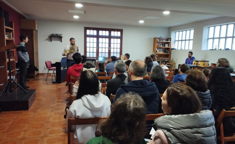 Lleno en la Escuela de Música de Abegondo para asistir a sus audiciones