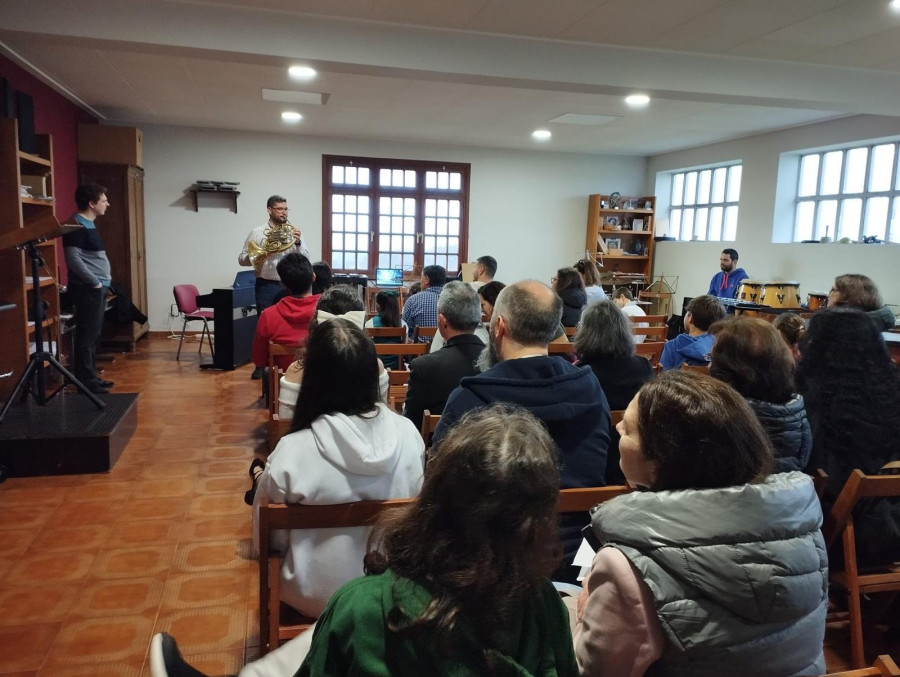 Lleno en la Escuela de Música de Abegondo para asistir a sus audiciones