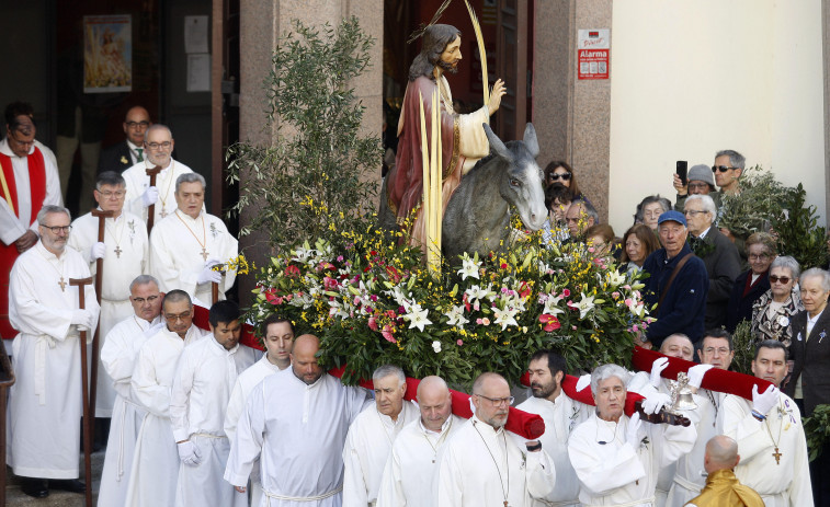 A Coruña celebra  el Domingo de Ramos con La Borriquilla, ramos, palmas y el sol como invitado especial