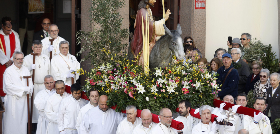 A Coruña celebra  el Domingo de Ramos con La Borriquilla, ramos, palmas y el sol como invitado especial