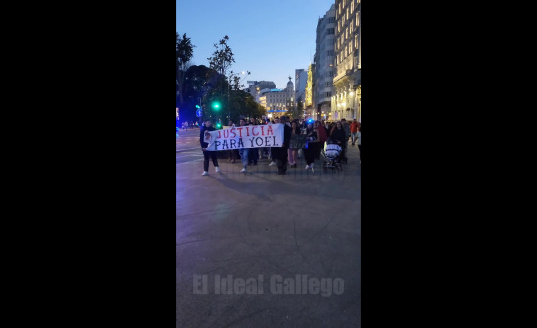 Decenas de personas piden justicia para Yoel Quispe en una marcha por el centro de A Coruña