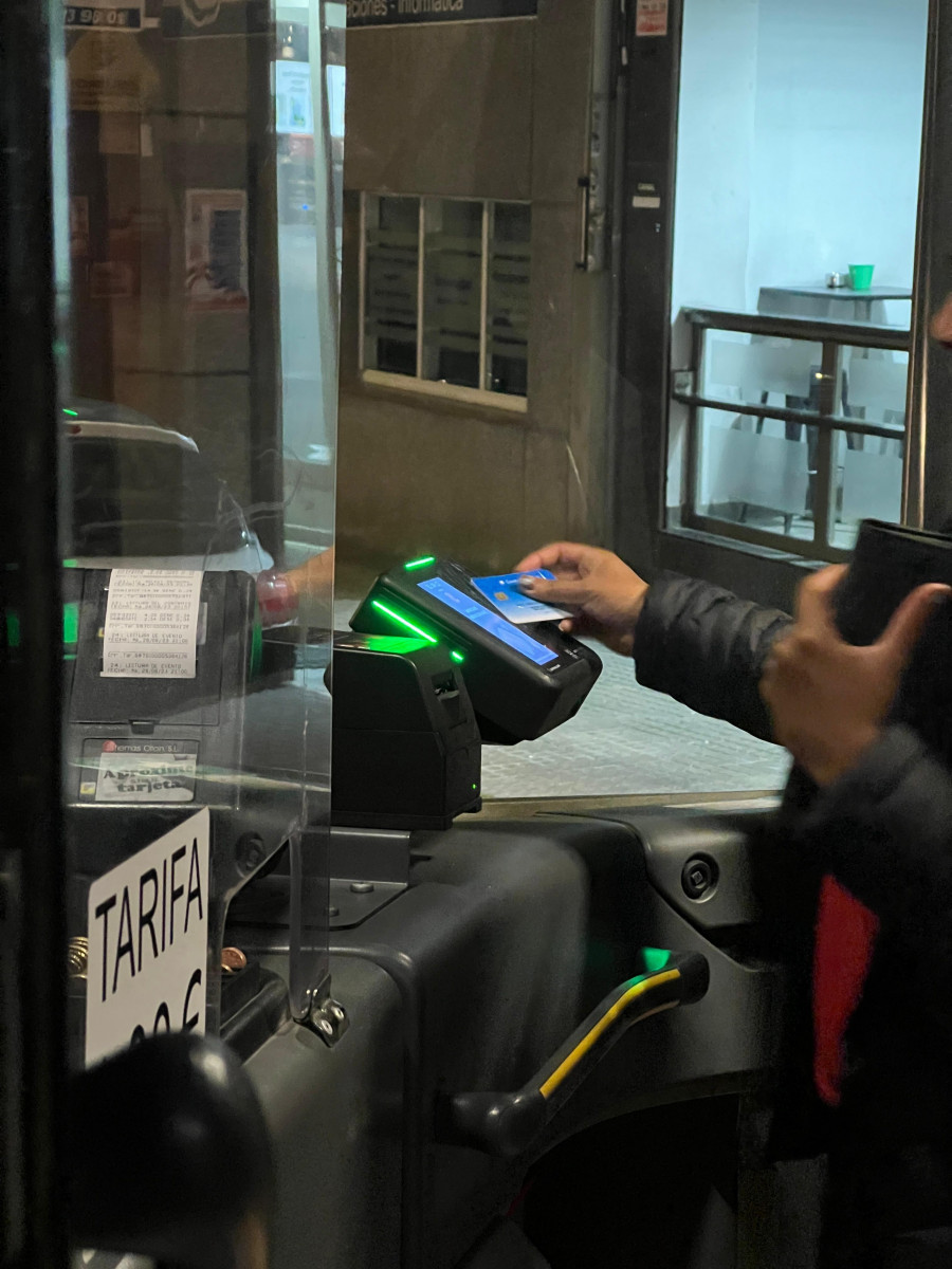 El autobús urbano de A Coruña avanza hacia la universalización del pago con teléfonos móviles