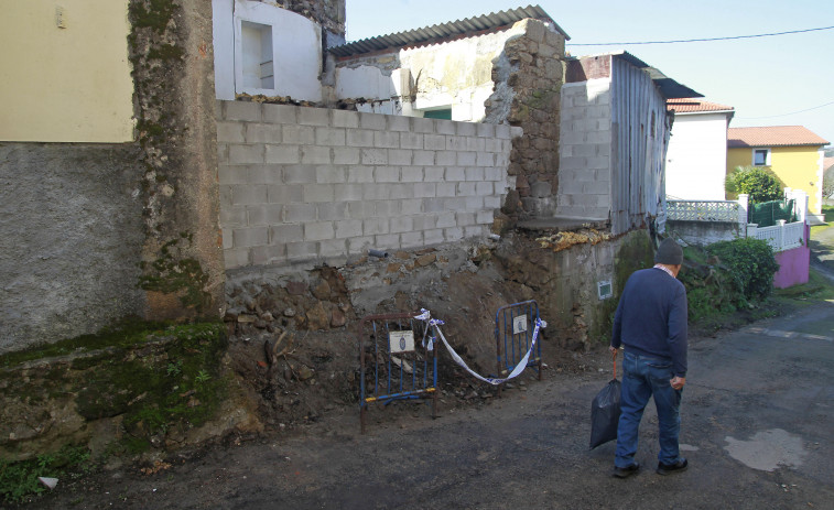 Tapian e inician el proceso de derribo de la casa en ruinas de Elviña Castro