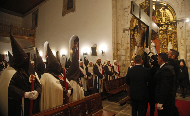 La procesión de  El Amor, el Perdón  y la Misericordia  se resguarda de la lluvia en la iglesia en A Coruña