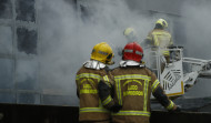 Controlado el incendio en una nave de O Ceao, con dos heridos