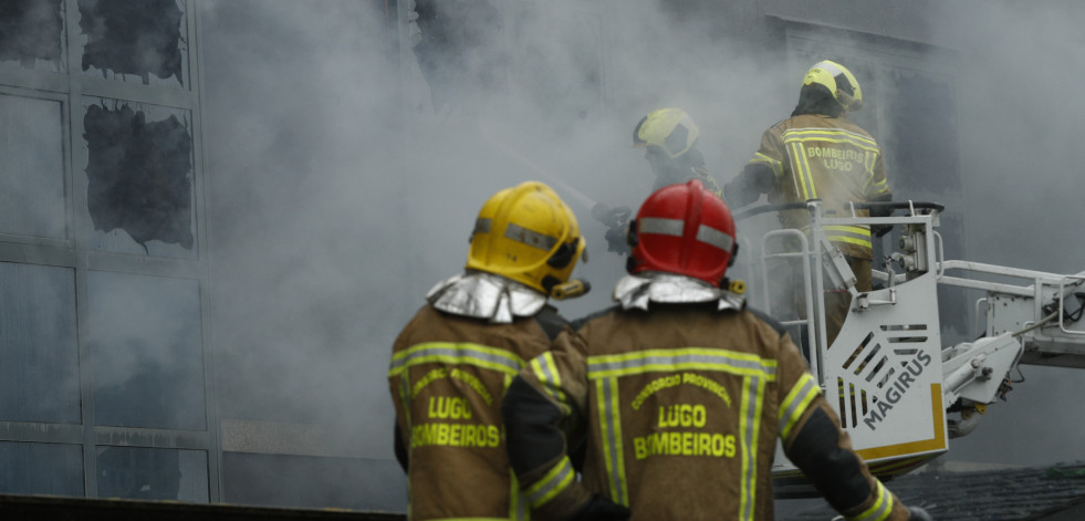 Controlado el incendio en una nave de O Ceao, con dos heridos