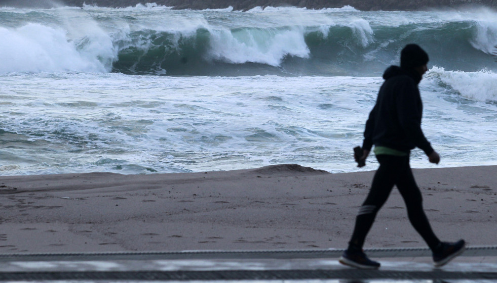 Una persona pasea por A Coruña @ Quintana