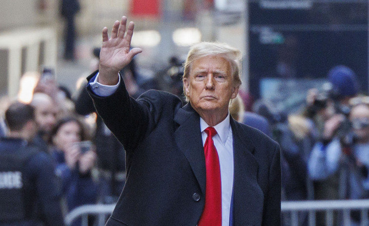 Trump vende biblias y ruega por donaciones en plena Semana Santa