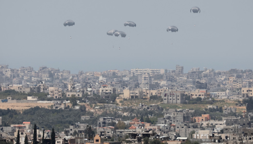 Gaza, 27/03/2024.- Un avión de la Fuerza Aérea de los Emiratos Árabes Unidos lanza ayuda humanitaria al norte de la Franja de Gaza este miércoles. La comunidad internacional está combinando esfue