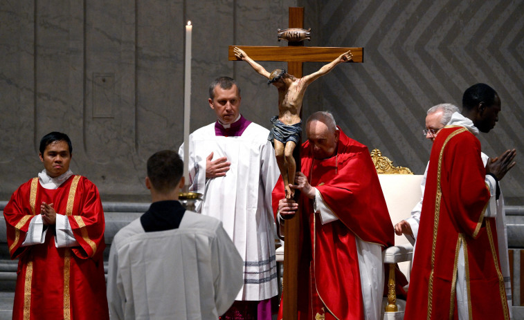 El papa preside en silencio una Pasión de Cristo con evocación de los males modernos