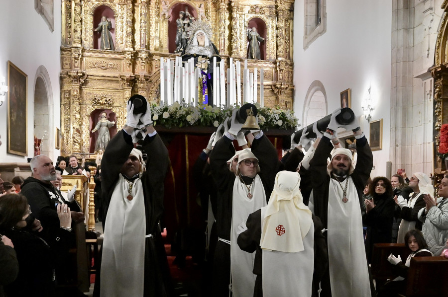 Silencio en la Orden Tercera: la lluvia obliga a Os Caladiños de A Coruña a quedarse dentro del templo