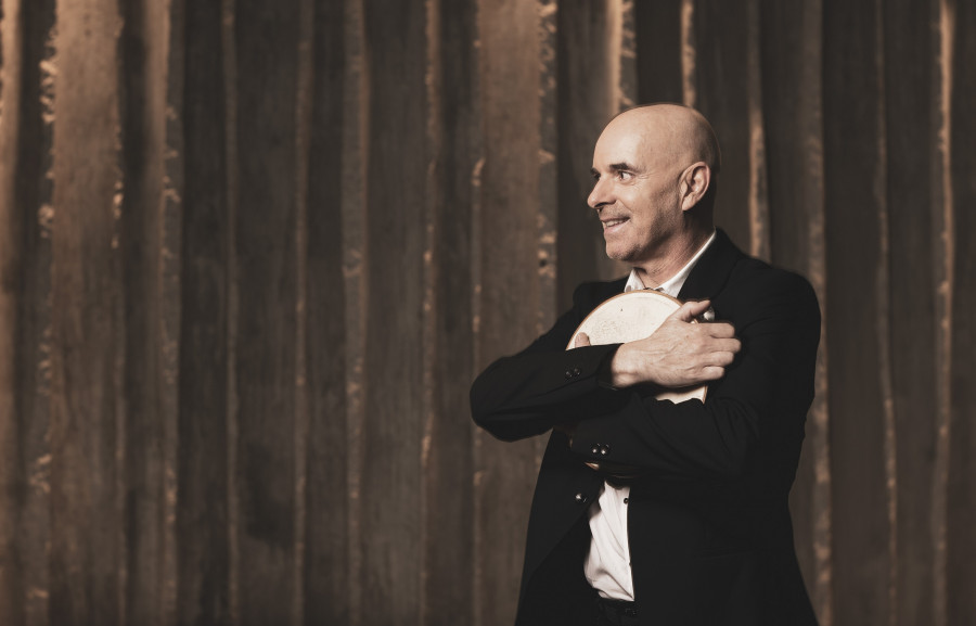 Xabier Díaz | “Estase a achegar a música de raíz a un territorio que sempre lle foi negado: o mainstream”